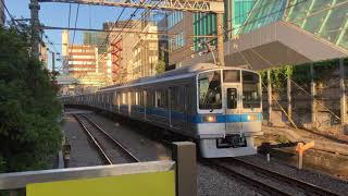 小田急2000形更新車普通伊勢原行きとして南新宿駅1番線を入線するシーン