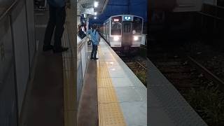 JR東日本の大糸線の豊科駅に普通列車富士見行きが到着する