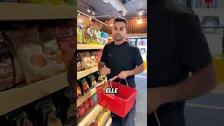 L’employée garde un œil sur lui 🤯