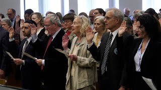 200 Washington state attorneys retake oath to uphold the Constitution (AD Available)
In a display of solidarity, more than 200 local attorneys raised their right hands Thursday at the King County Courthouse in downtown Seattle and repeated in unison the oath they took years or decades ago when they first joined the Washington State Bar Association.
Led by King County Superior Court Presiding Judge Ketu Shah, the attorneys vowed to support the state constitution and the U.S. Constitution, to abide by the rules of professional conduct and maintain respect for courts and judicial officers. They promised to preserve their clients secrets and to never try to mislead a judge or jury through artifice or false statements. 200 Washington state attorneys retake oath to uphold the Constitution (AD Available)