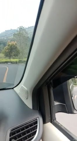Story' wa ig nyetir mobil Avanza melewati perkebunan teh di waktu sore hari