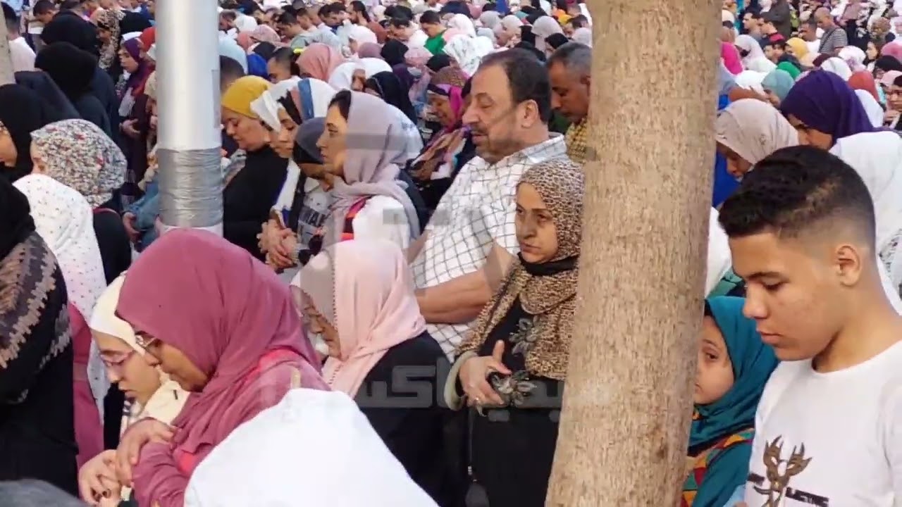 صلاة العيد مختلطة بين الرجال والنساء فى ساحة مسجد مصطفى محمود
