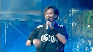 TERBANG   GIGI BAND   LIVE DI SYNCHRONIZE FEST 2024 ANAK 90 AN PASTI TAU LAGU INI MUSIK KITA