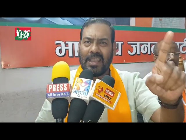 राहुल गांधी ने बुधवार को रायबरेली के धुलवारी गांव में वीरा पासी की मूर्ति का अनावरण किया जनसभा में l