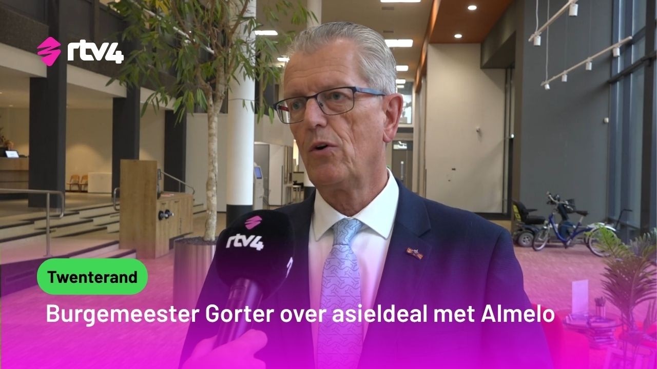 Burgemeester Gerrit Jan Gorter geeft uitleg over de asielafspraken die gemeenten Twenterand en Almelo samen hebben gemaakt.

In het kader van de spreidingswet hebben beide gemeenten een opgave. Twenterand moet 168 opvangplekken realiseren. Daarvoor nemen ze 60 statushouders op uit Almelo. In het azc in Almelo komen dan 60 asielzoekers namens Twenterand.

Lees er alles over op onze site: https://www.deltafm.nl/nieuws/twenterand-ruilt-asielzoekers-met-almelo/