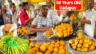 50 Years Old Vada Pav Shop in Kolhapur - इनकी वडा पाव चटनी Unique है | शुभ श्री वडापाव | Street Food