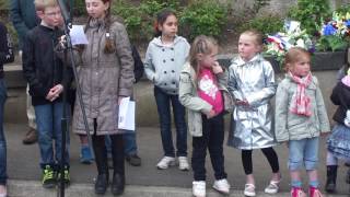 Дети поют на французском празднике