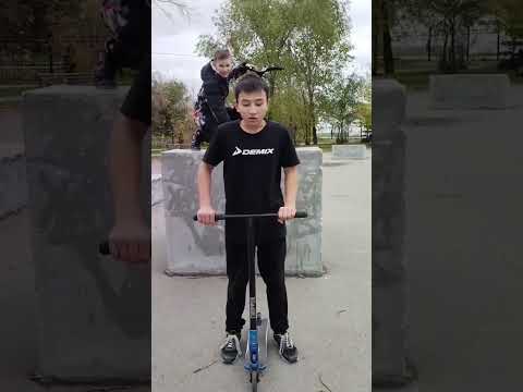 Трюк вип на трюковом самокате