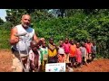 Chileno invirtió todos sus ahorros para instalar pozos que entregan agua limpia a familias de Uganda
