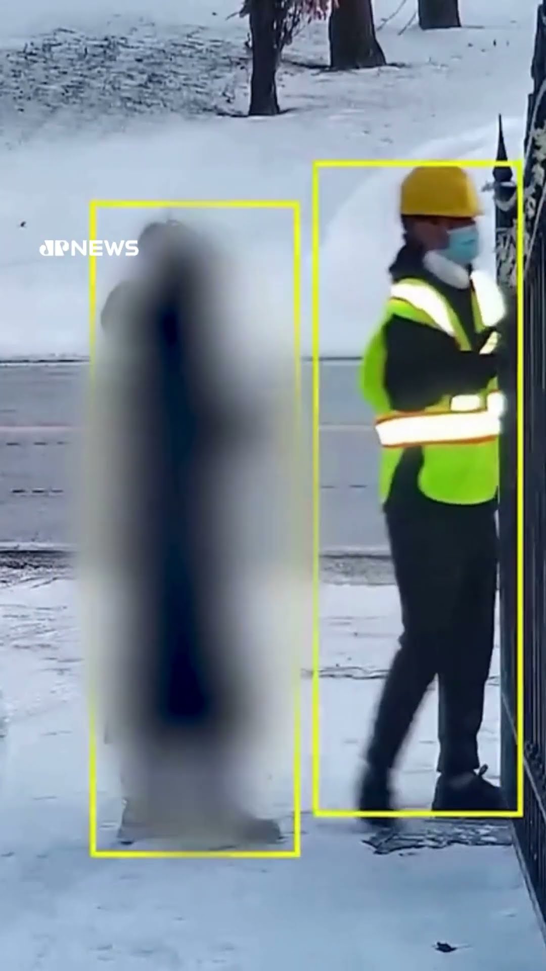Polícia procura homem flagrado por câmera de segurança atirando em mulher no Canadá #Shorts