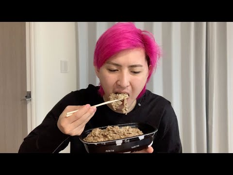 寝起きで牛丼食べながら質問答える動画