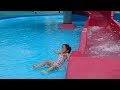 【ハプニング】プールで足を滑らせ豪快にこける