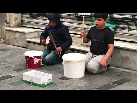 Kovalarla Taksim Meydanı'nda Müzik Yapan Çocuklara İnanamayacaksınız