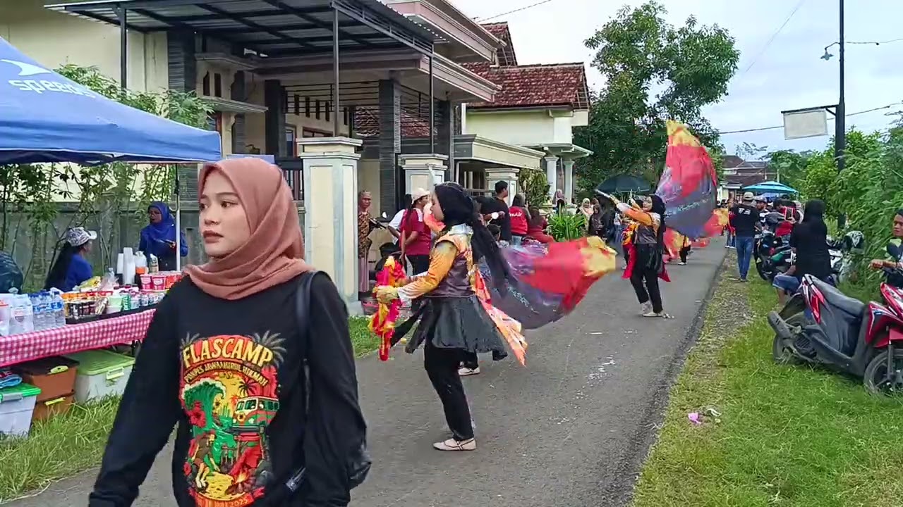 Marching band pondok pesantren jawaahirul hikmah Besuki dalam pawai ta'aruf di desa jati mergayu🥰