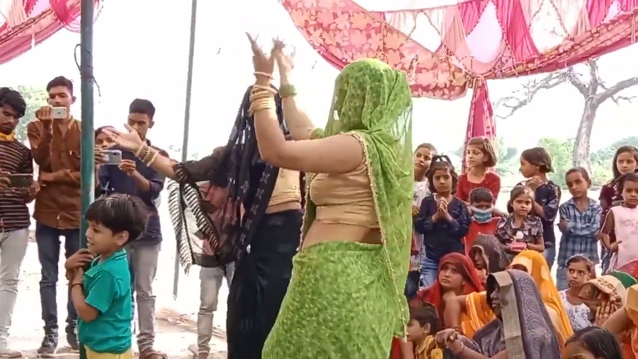 Dehati bhabhi ka dehati dance hua viral gajab ki thumke lagaye bhabhi ne Katha Bhagwat mein