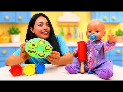 Muñeca Baby Born Emily y mamá hacen galletas de plastilina. Juego de muñecas