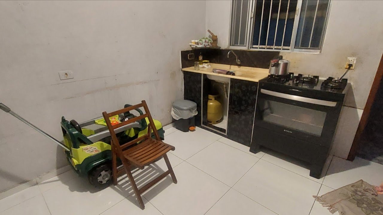 Organizando a Cozinha de Uma Amiga Usando   Restos de Berço e Gavetas de Guarda Roupas