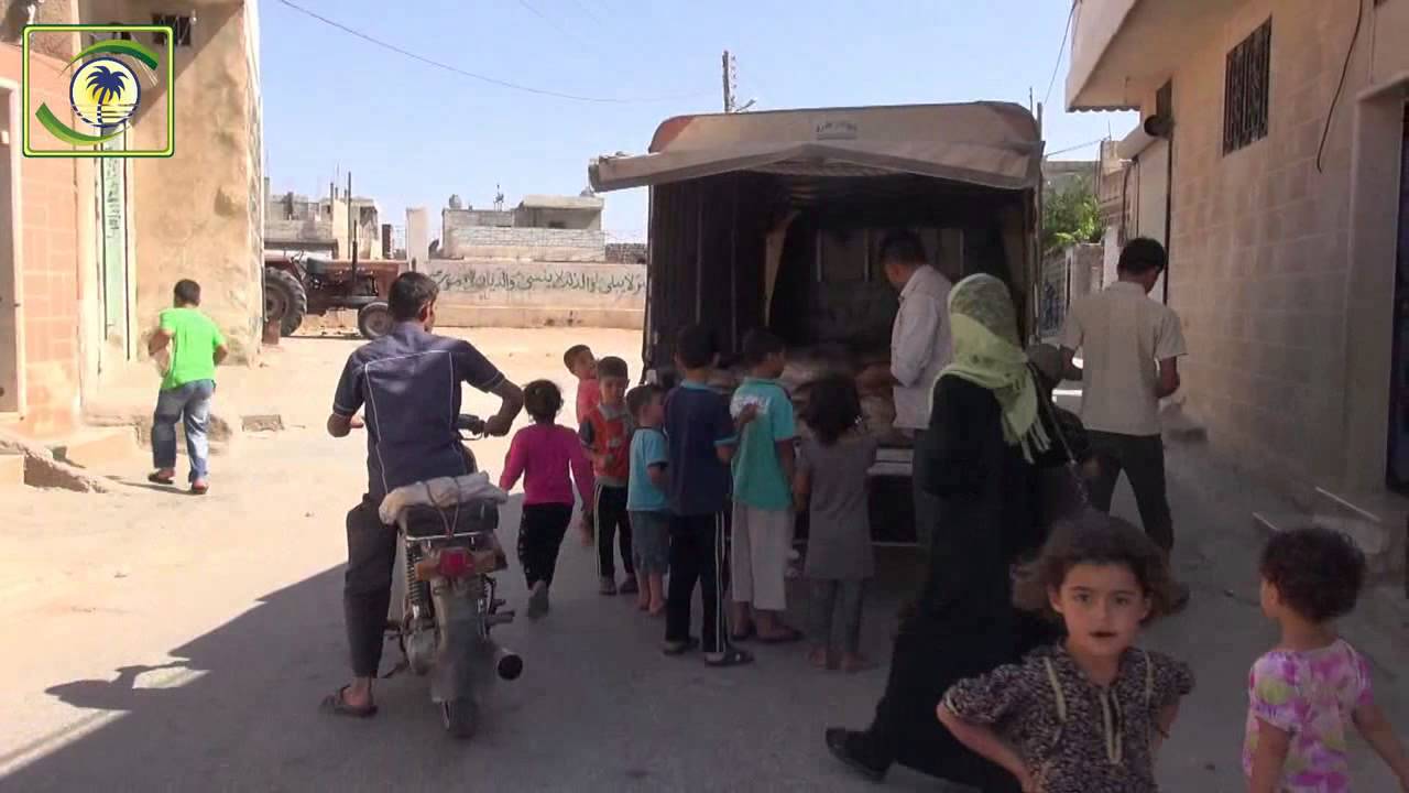 منادي الخير- 500077 - توزيع الخبز في بلدة معصران -ادلب- سوريا - 8 -7 -2015