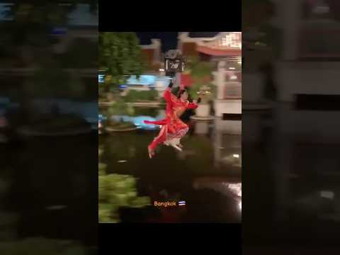 This is Royal Dragon (มังกรหลวง Mungkorn Luang) zipline restaurant, located in Bang Na, Thailand.
