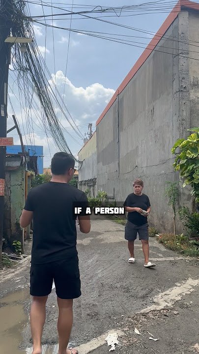 A person who repairs electricity