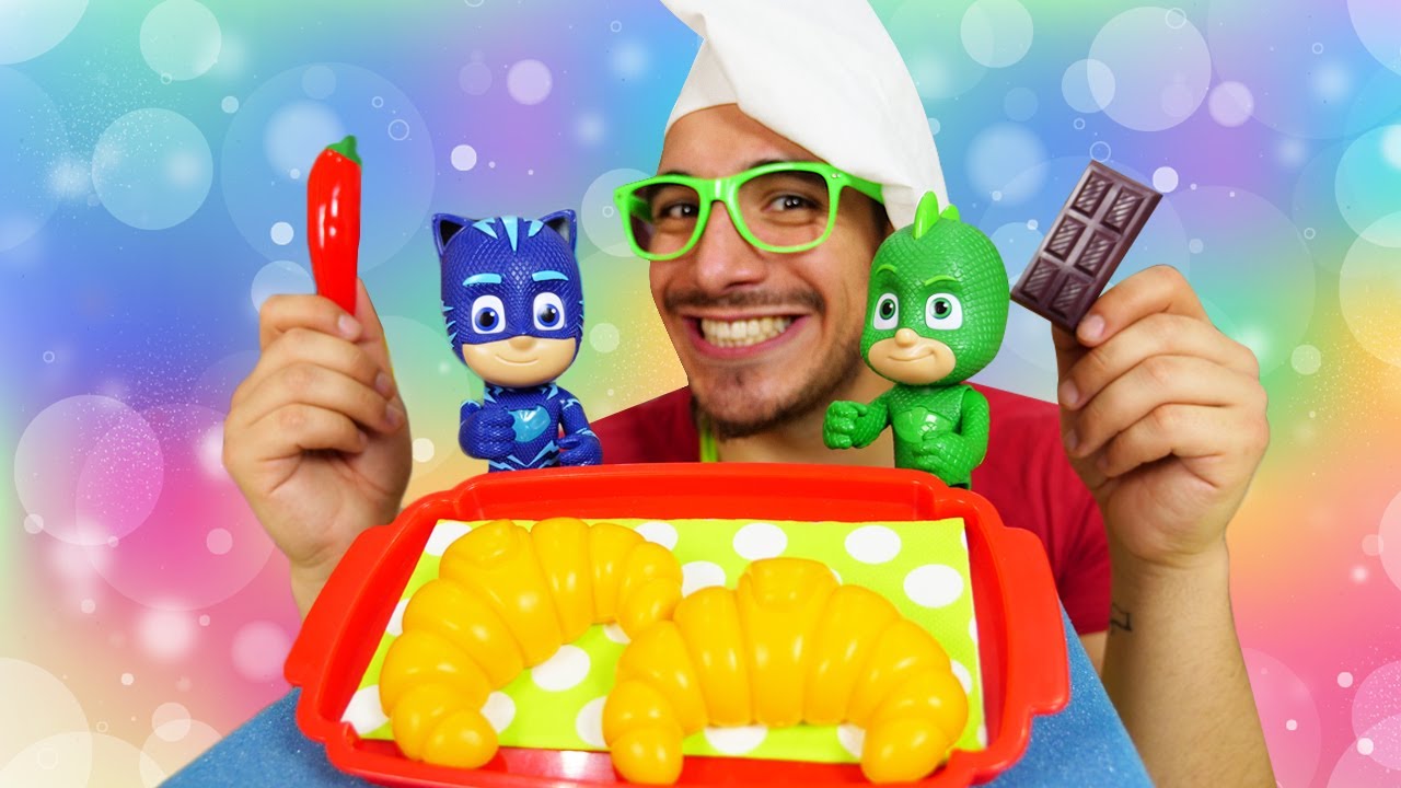 Juegos de cocina: receta de cruasanes rellenos de chocolate. Vídeos de juguetes de PJ Masks.