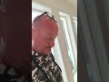 Når du bruker musikk for å ikkje eksplodera.“Bar bakke” skrevet midt i ruinene.rasert leilighet