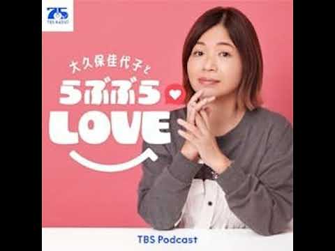 コーヒー豆を挽きながらキスする男