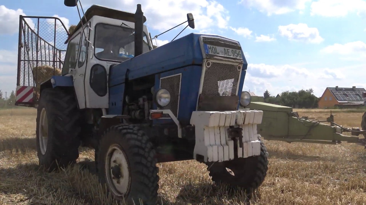 DDR TRAKTOR FORTSCHRITT ZT 300 MET EEN KLEINE FORTSCHRITT K 454 BALEN PERS