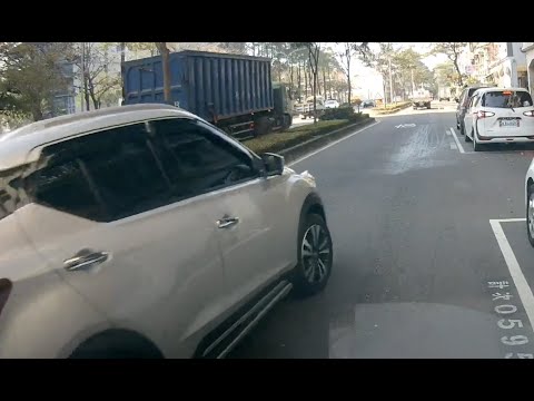 我在等前面車位 你直接過來插隊