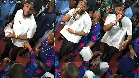 Moment DAVIDO Gives Yinka Ayefele N1MILLION Cash on Stage in Abeokuta