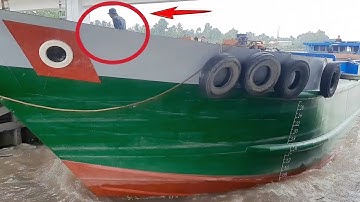 Cống 7 cửa.Sà lan ghe chở dừa tăng tốc vượt Cống tại Càng Long Trà Vinh