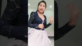 hermosa cholita bailando alegre