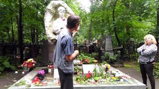 Ваганьковское кладбище.Могила Сергея Есенина.Известный экскурсовод и ваганькововед читает стихи.