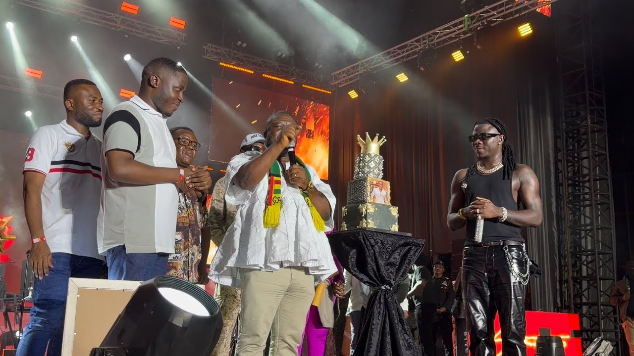 🔥 Stonebwoy Surprised with Huge Birthday Cake On Stage! 🎂 Crowd Goes Wild @ Torcher Experience in Ho