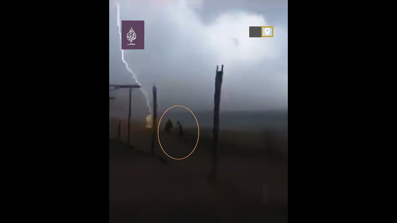 مشهد مرعب لصاعقة تضرب شخصيْن وتقتلهما بأحد الشواطئ المكسيكية
