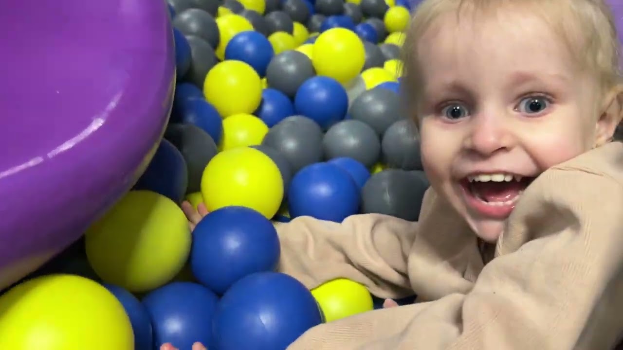 Дети Кира и Матрона катаются на горках 🛝