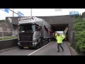 Vrachtwagen muurvast onder viaduct 's-Gravendijkwal Rotterdam