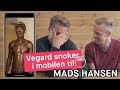 Vegard Harm snoker i mobilen til Mads Hansen