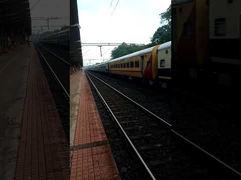 Kannur Trivandrum Jan Shatabdi Express Passing Parappanangadi Station #Indianrailway #janshatabdi