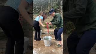 Let’s see who is good at fetching water. My rural life. Rural funny jokes. Xiao Cui loves to dance.