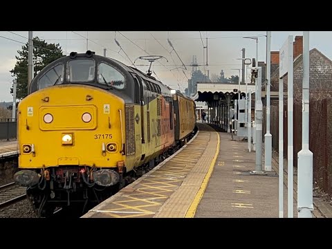 Colas Rail 37175 and 37099 thrash up through Manningtree working 1Q97 2/2/22