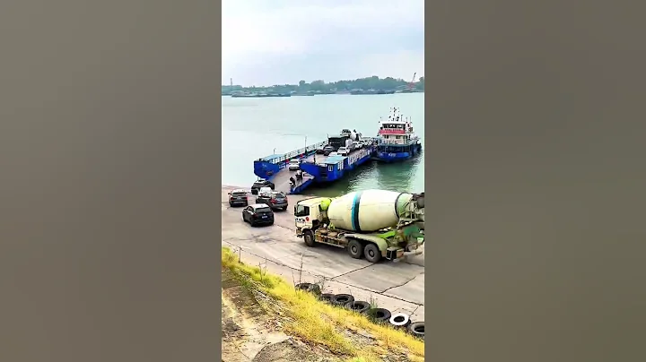 The mixer truck was the first to board the boat and cross the Yangtze River. Boat live shots. Life - DayDayNews