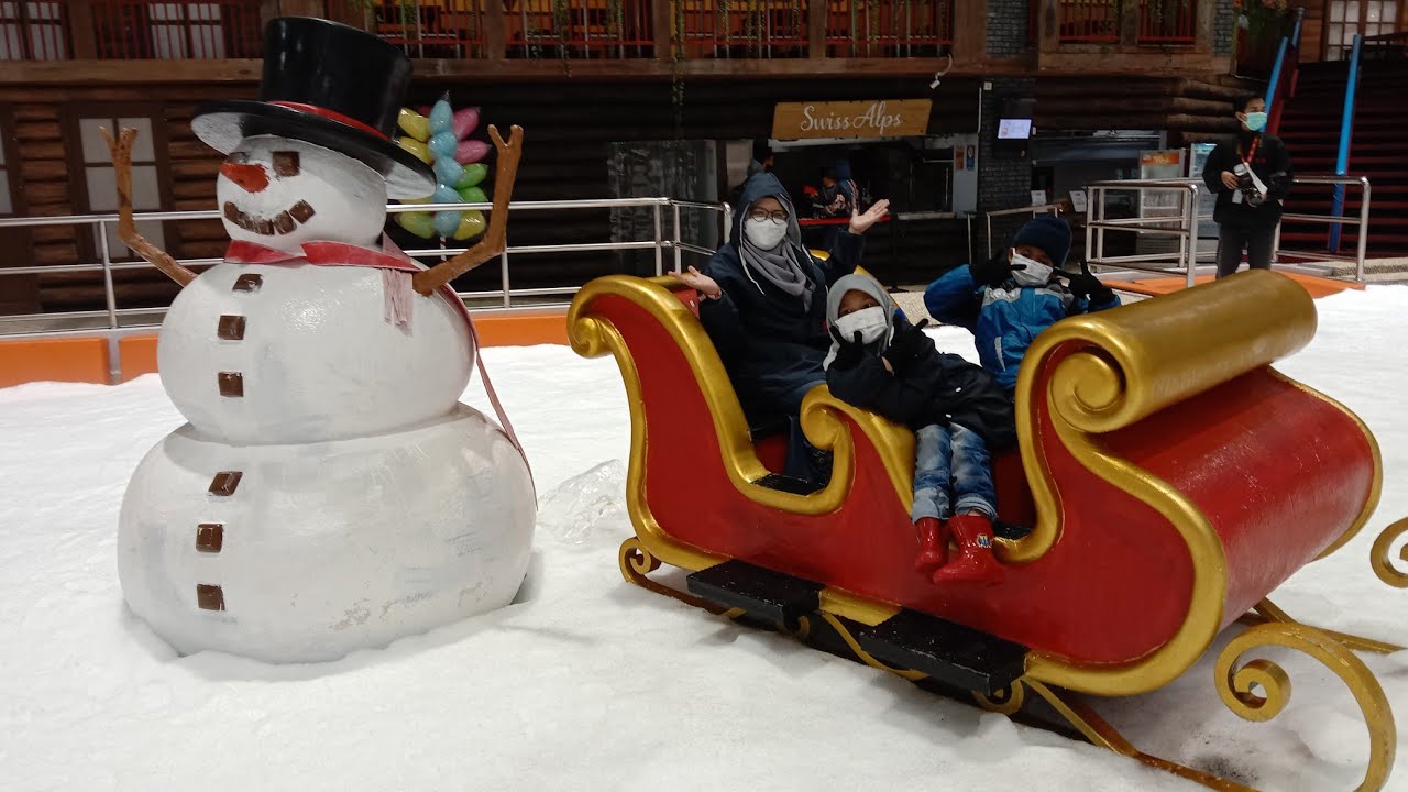 Trans Snow World Juanda Bekasi, Naik Kereta dari Bogor Bersama Amie