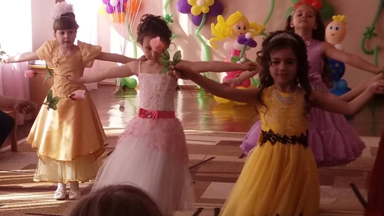 танцы в садике на 8 марта. танец цветов в детском саду. танец с цветами в детском саду. бал цветов в детском саду. танец цветов в детском саду.