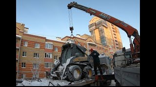 Манипулятор снова спасает минипогрузчик.