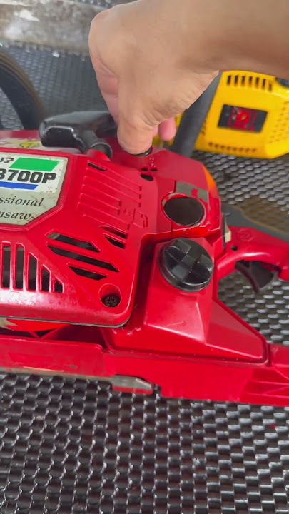 This chainsaw has an idle adjustment screw,which is really convenient–it makes operation much easier