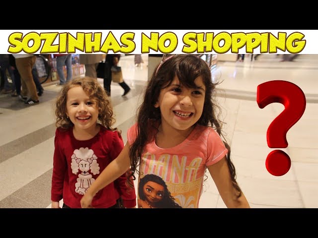 Maria Clara e Gatinha Marie brincando no parquinho do shopping