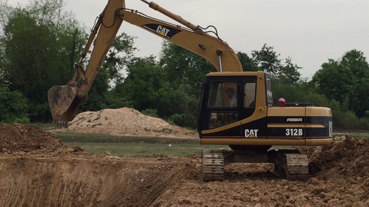 Current Technology of Digging អាអ៊ីចចូកដីធ្វើស្រះ - YouTube