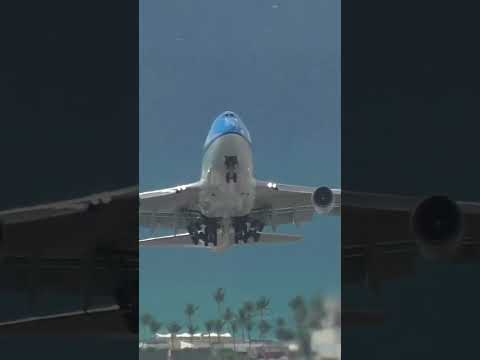 Superb takeoff 747 at St Maarten