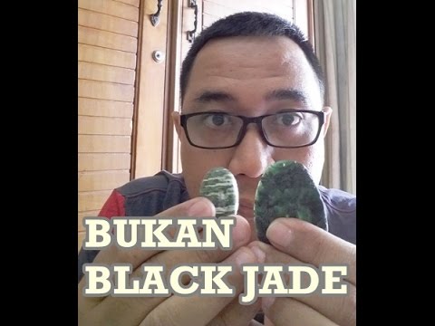 Gelang kesehatan black jade umumnya dijual di mall mall dan kadang penjual mengetesnya dengan betadi. 